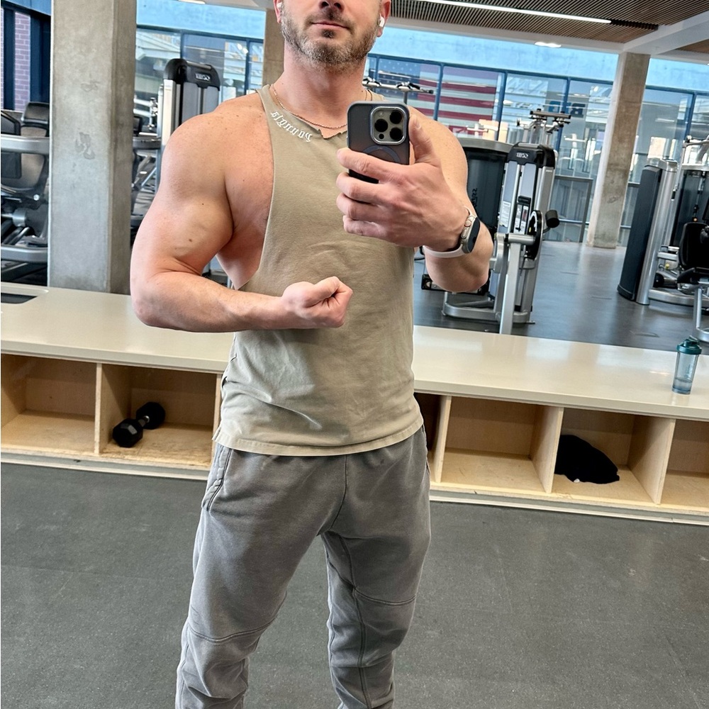 Young LA fitness tank I’ve cut it up. If more details are required, message me.